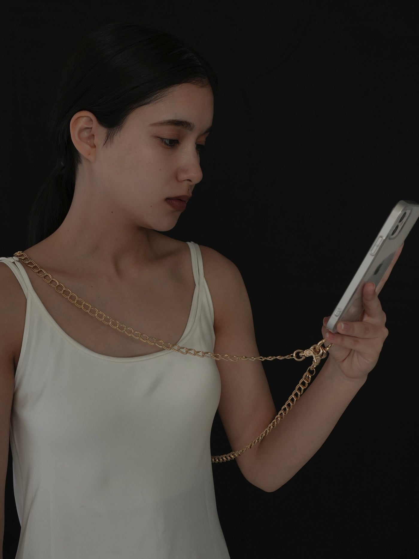 スマホショルダー 大人 おしゃれ チェーン LENERA コーデ例