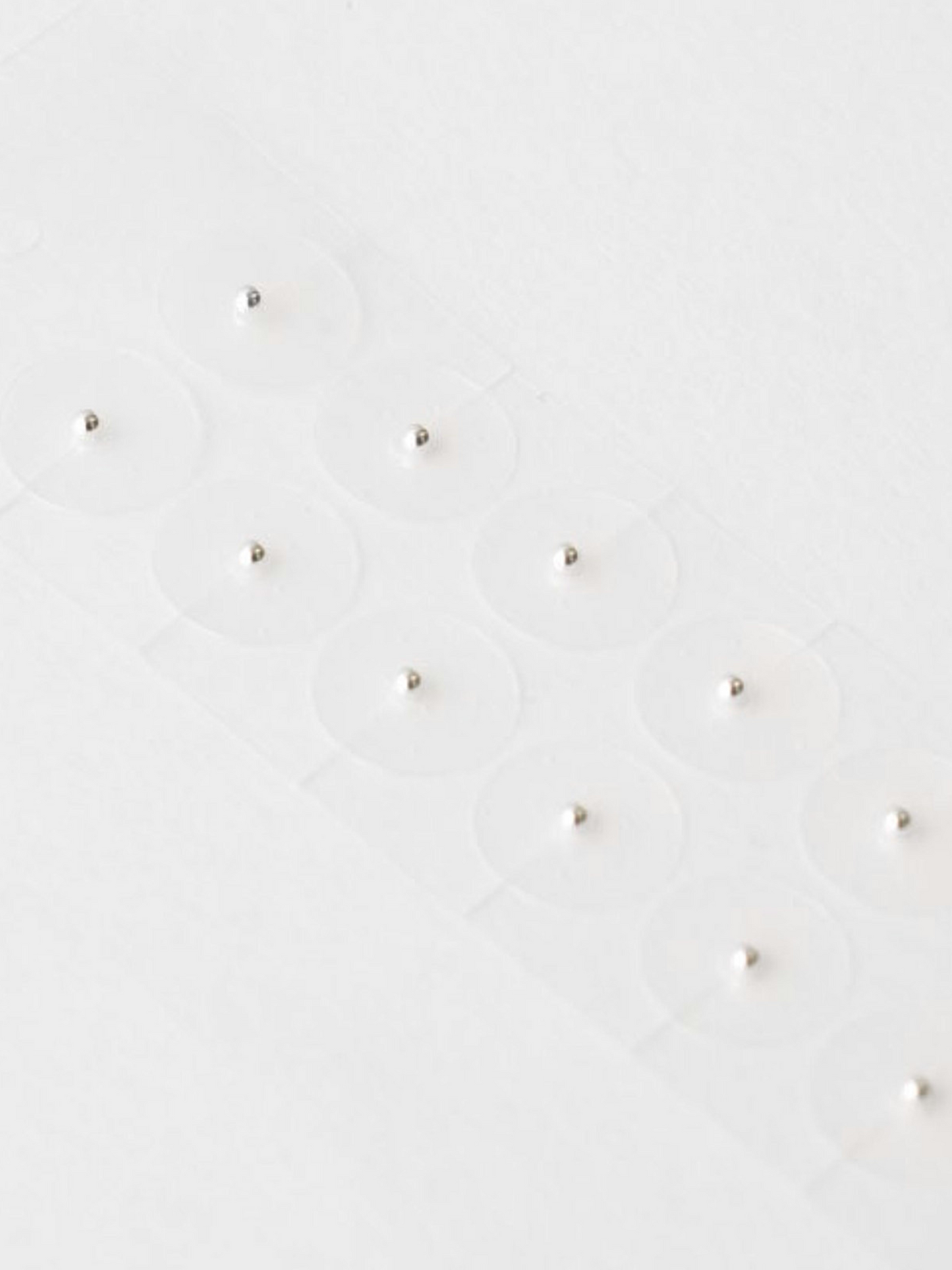 耳つぼジュエリー シール式 プチプラ LENERA 着用イメージ