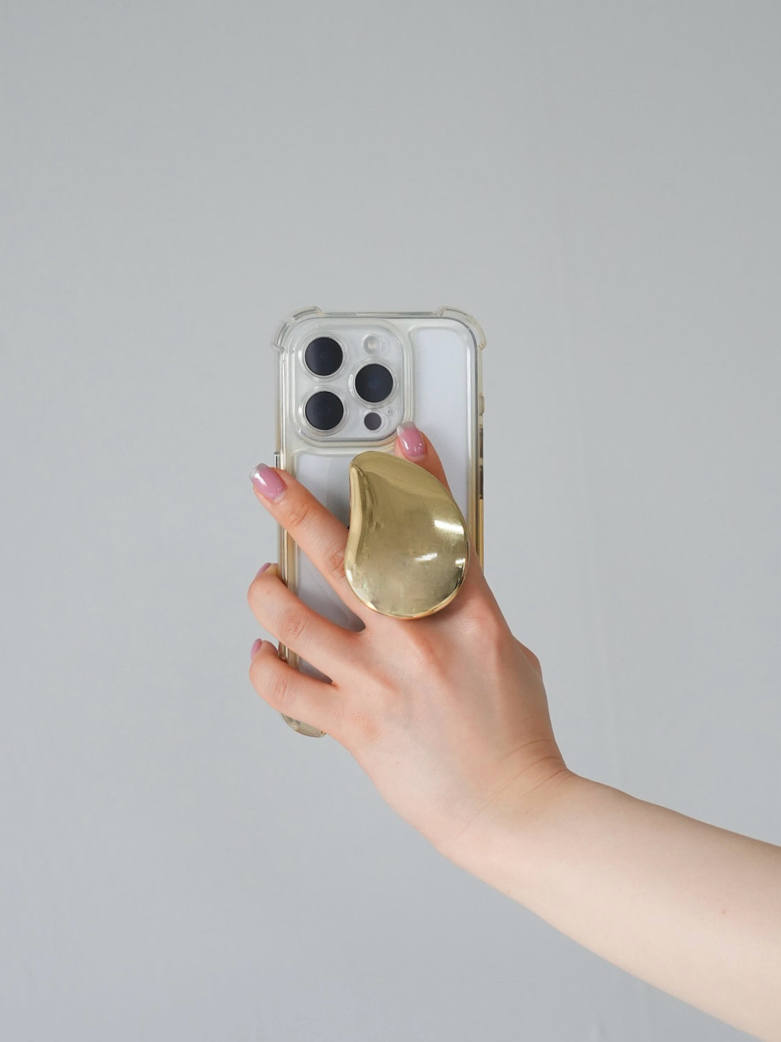 スマホグリップ 大人 おしゃれ チェーン LENERA 着用イメージ