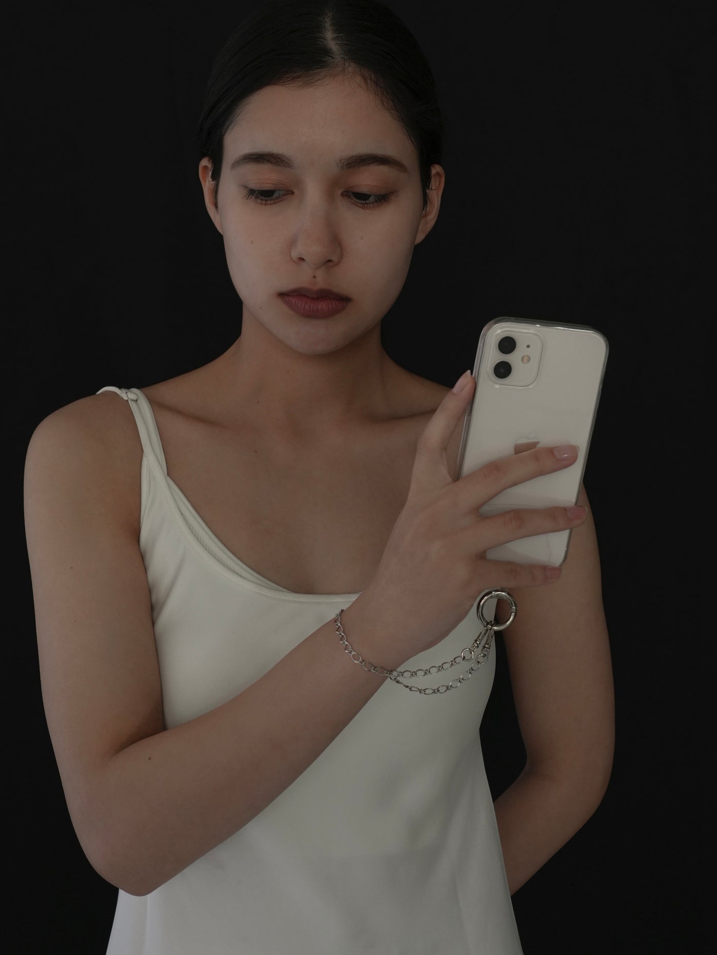 スマホストラップ 大人 おしゃれ チェーン LENERA 着用イメージ