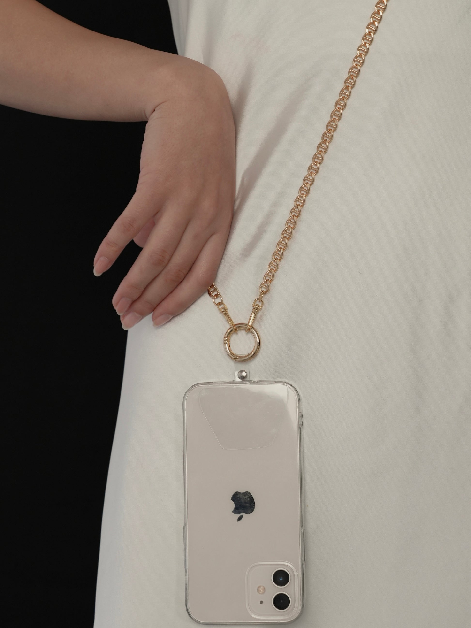 スマホショルダー 大人 おしゃれ チェーン LENERA 着用イメージ
