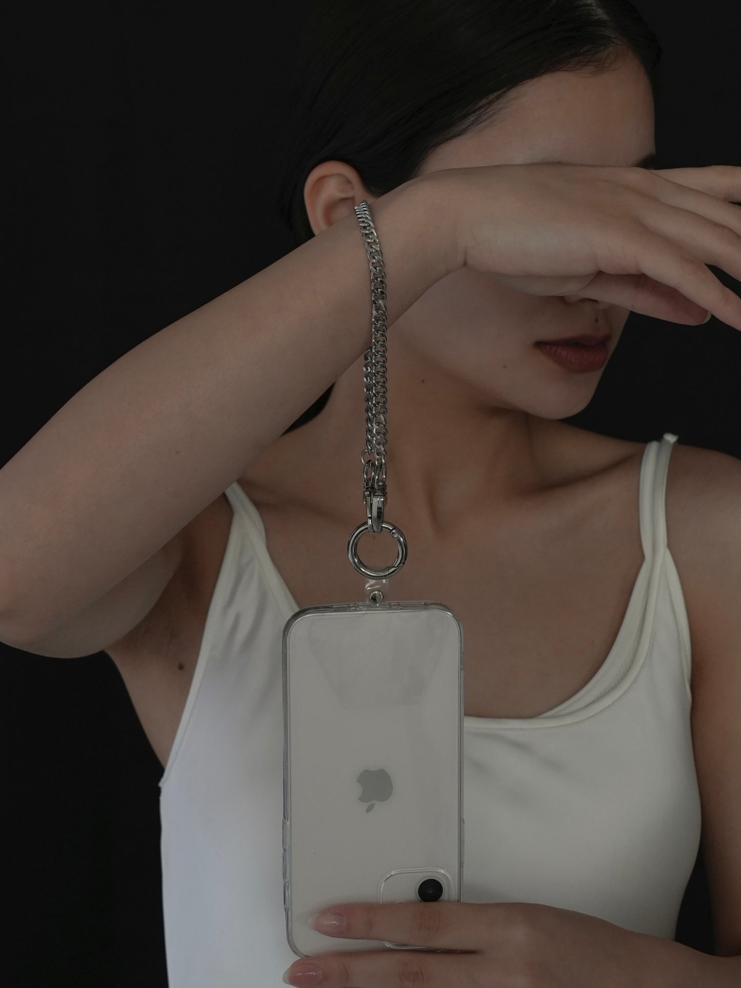 スマホストラップ 大人 おしゃれ チェーン LENERA 着用イメージ