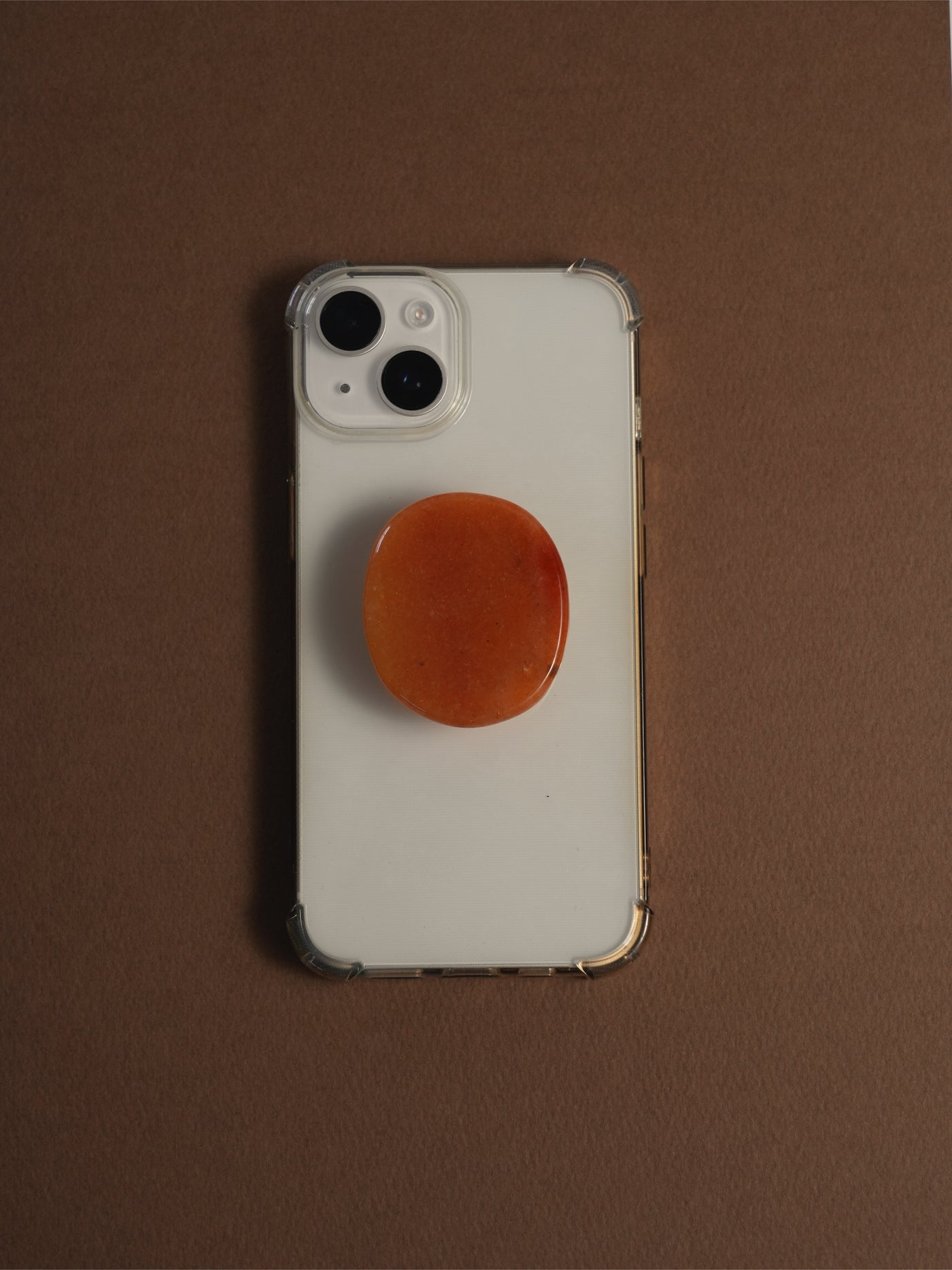 スマホグリップ 大人 おしゃれ チェーン LENERA 着用イメージ