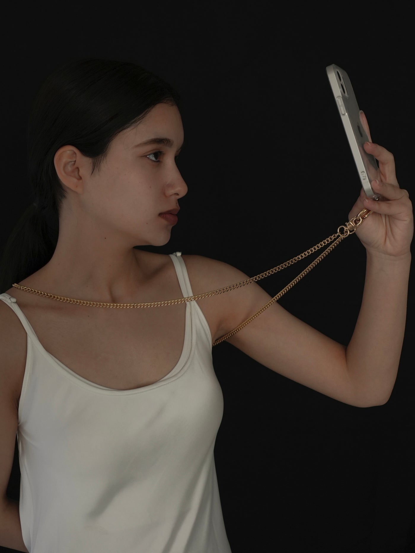 スマホショルダー 大人 おしゃれ チェーン LENERA 着用イメージ