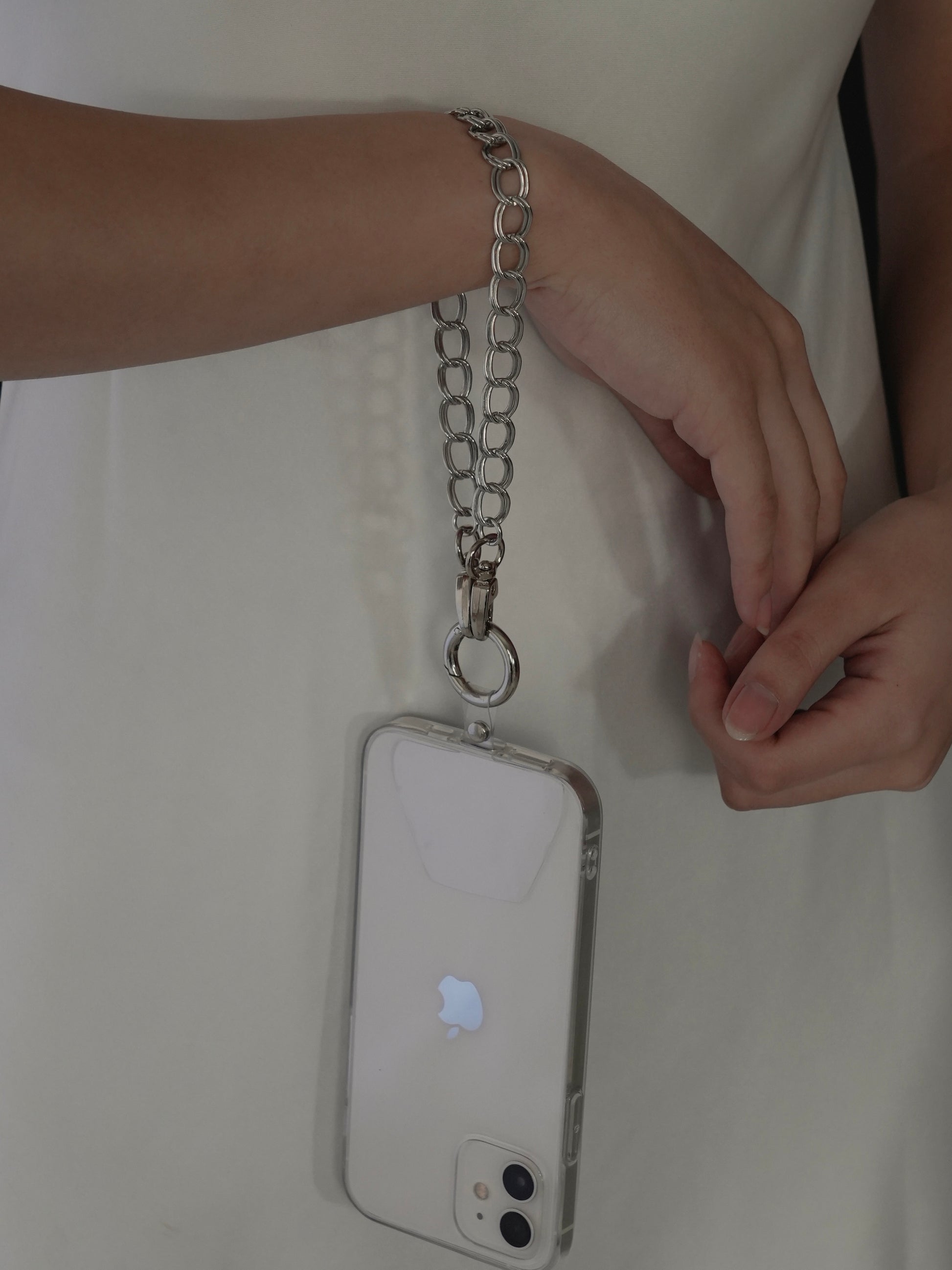 スマホストラップ 大人 おしゃれ チェーン LENERA 着用イメージ