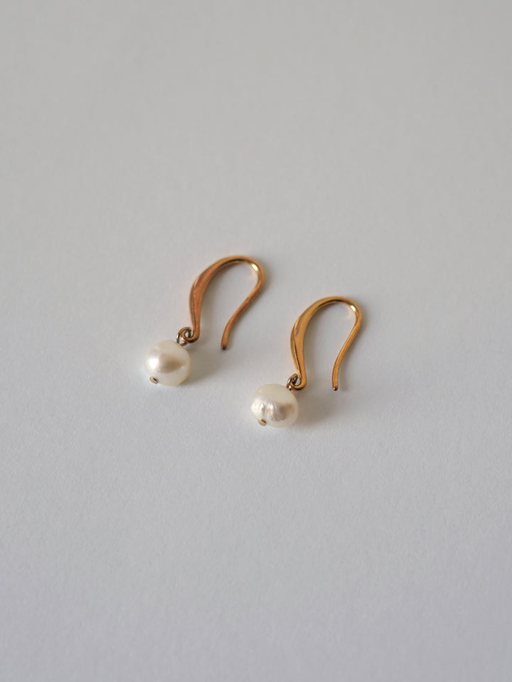 pearl  hook pierce
