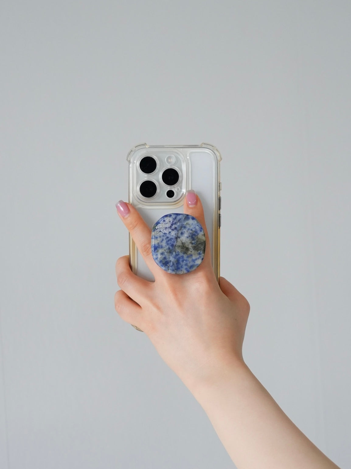 スマホグリップ 大人 おしゃれ チェーン LENERA 着用イメージ