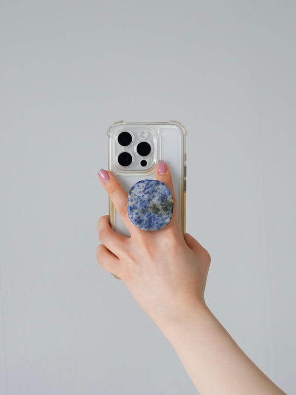 スマホグリップ 大人 おしゃれ チェーン LENERA 着用イメージ
