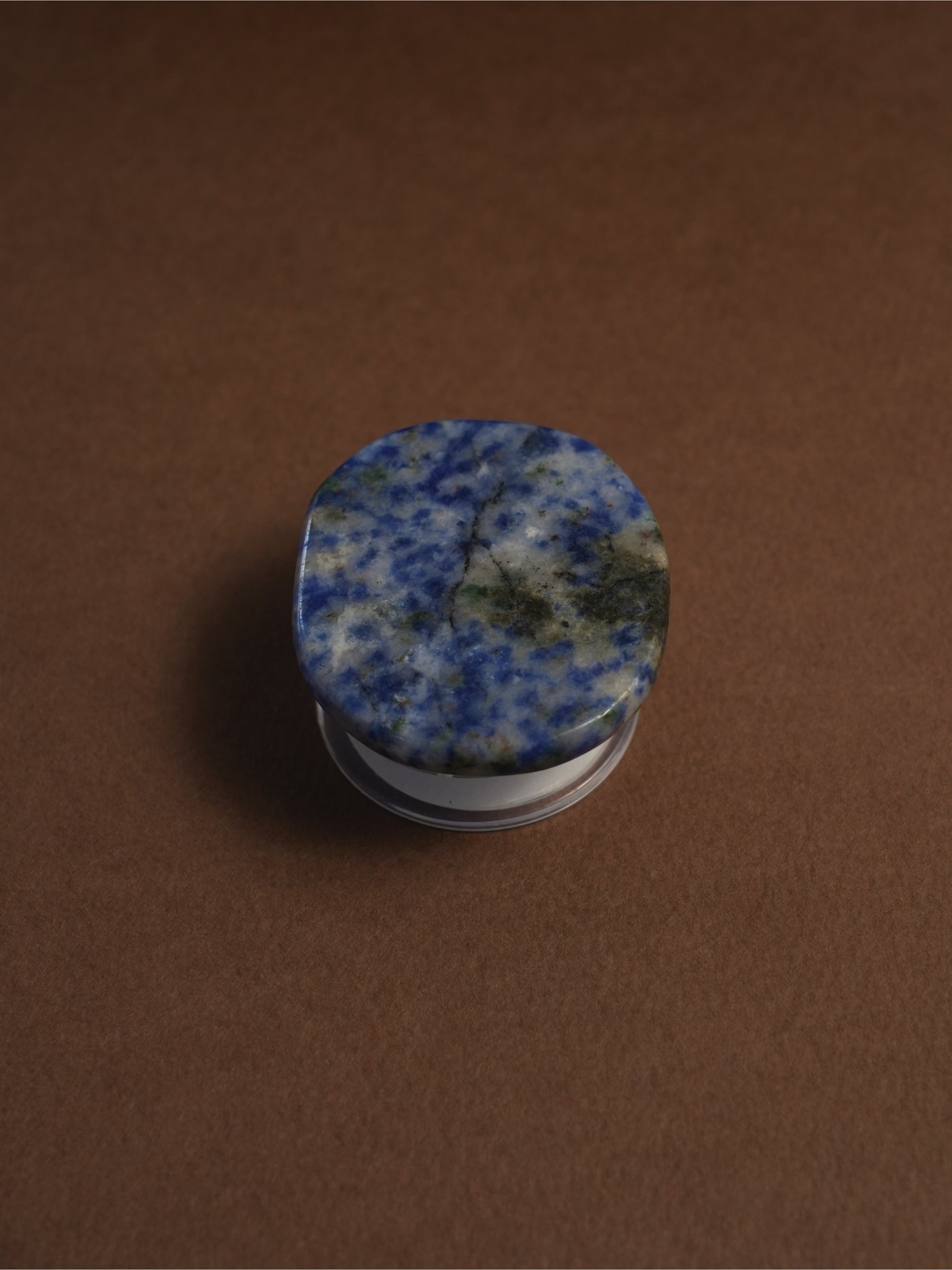 スマホグリップ 大人 おしゃれ チェーン LENERA 着用イメージ