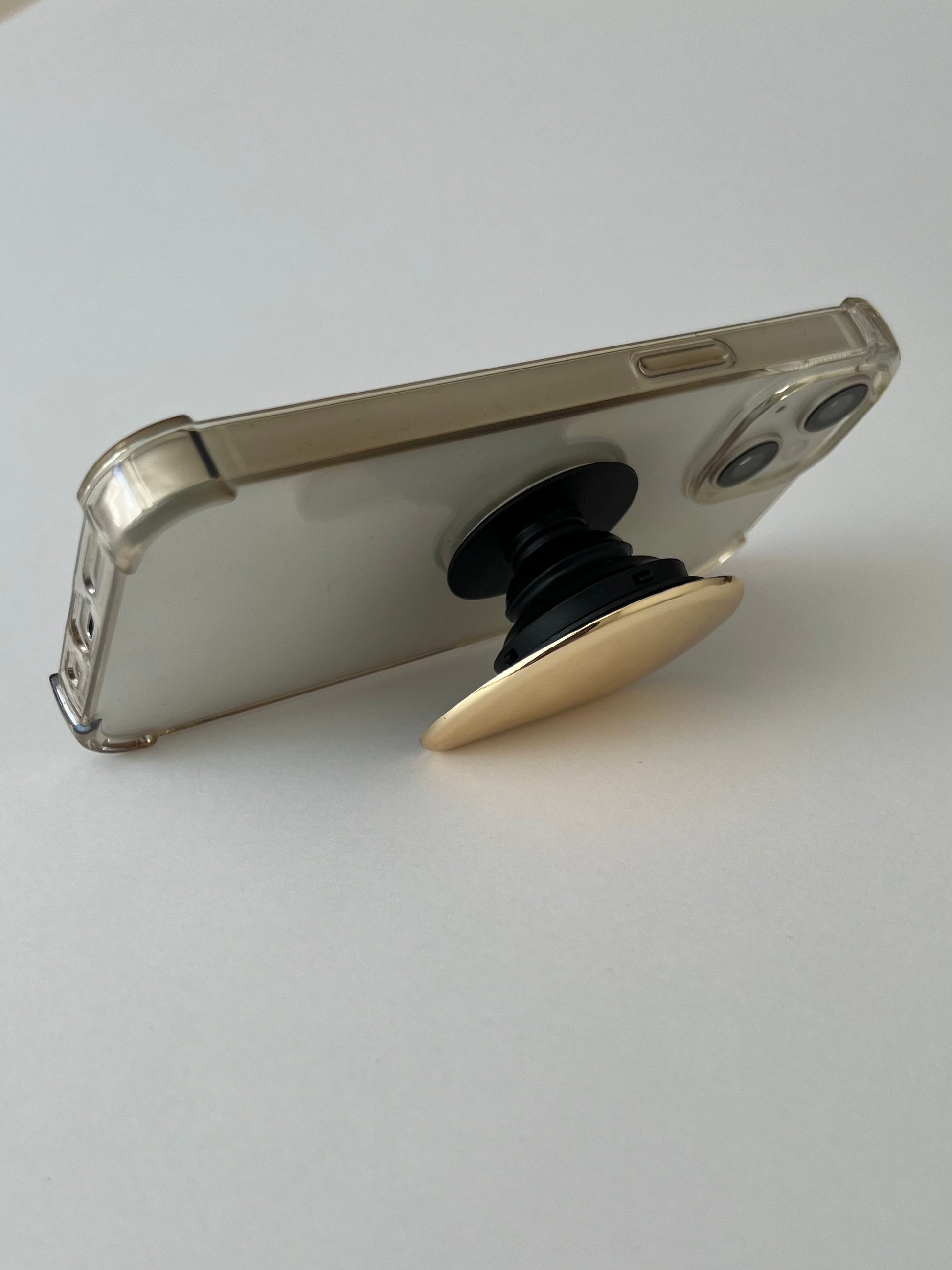 スマホグリップ 大人 おしゃれ チェーン LENERA 着用イメージ