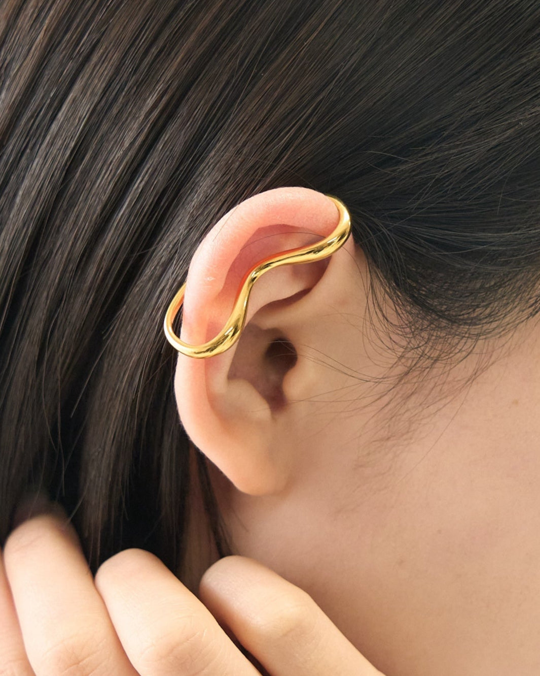 ゴールド イヤーカフ 大人上品 レディース LENERA 着用イメージ
