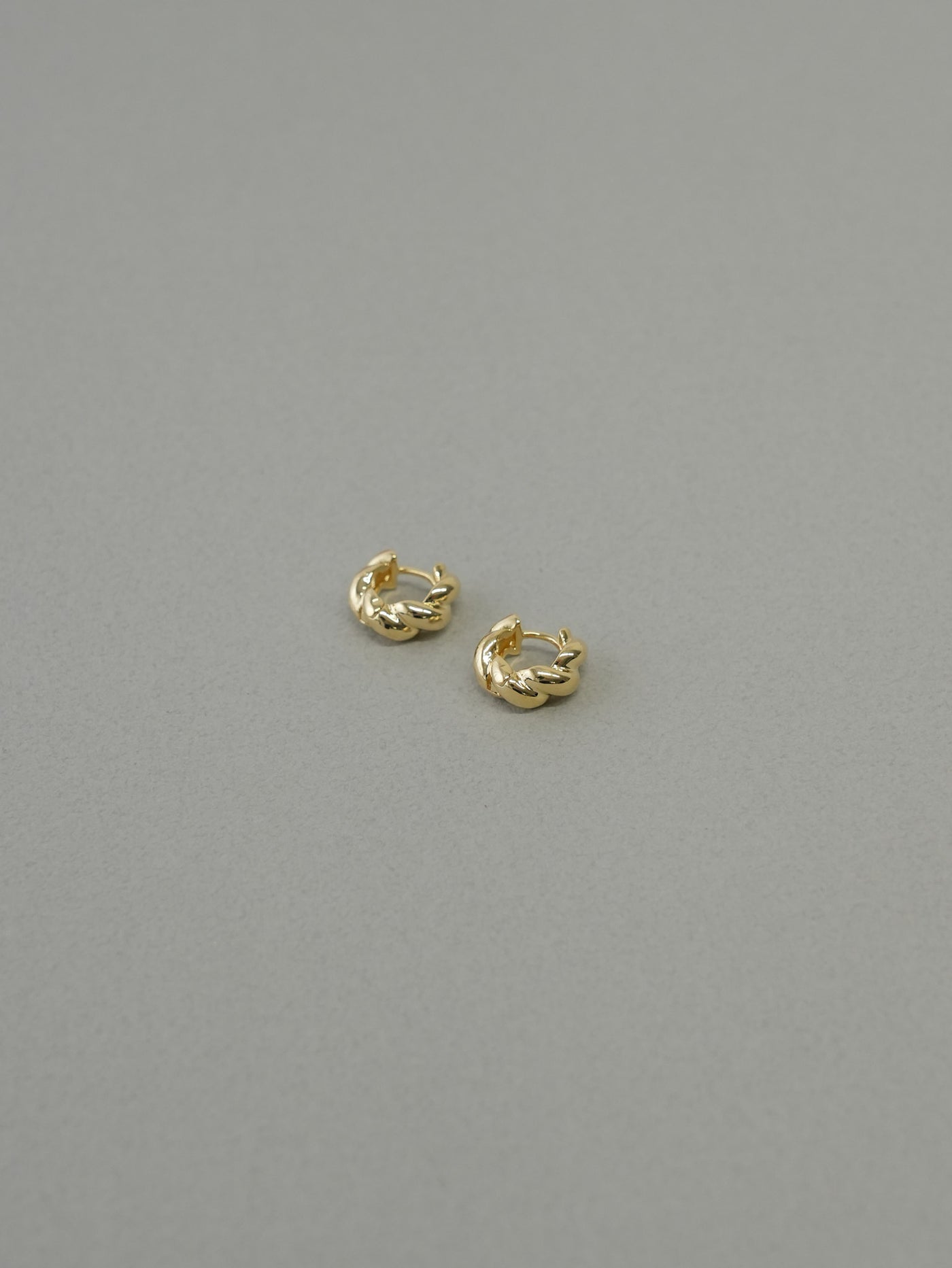 ゴールド ピアス 大人上品 レディース LENERA 着用イメージ