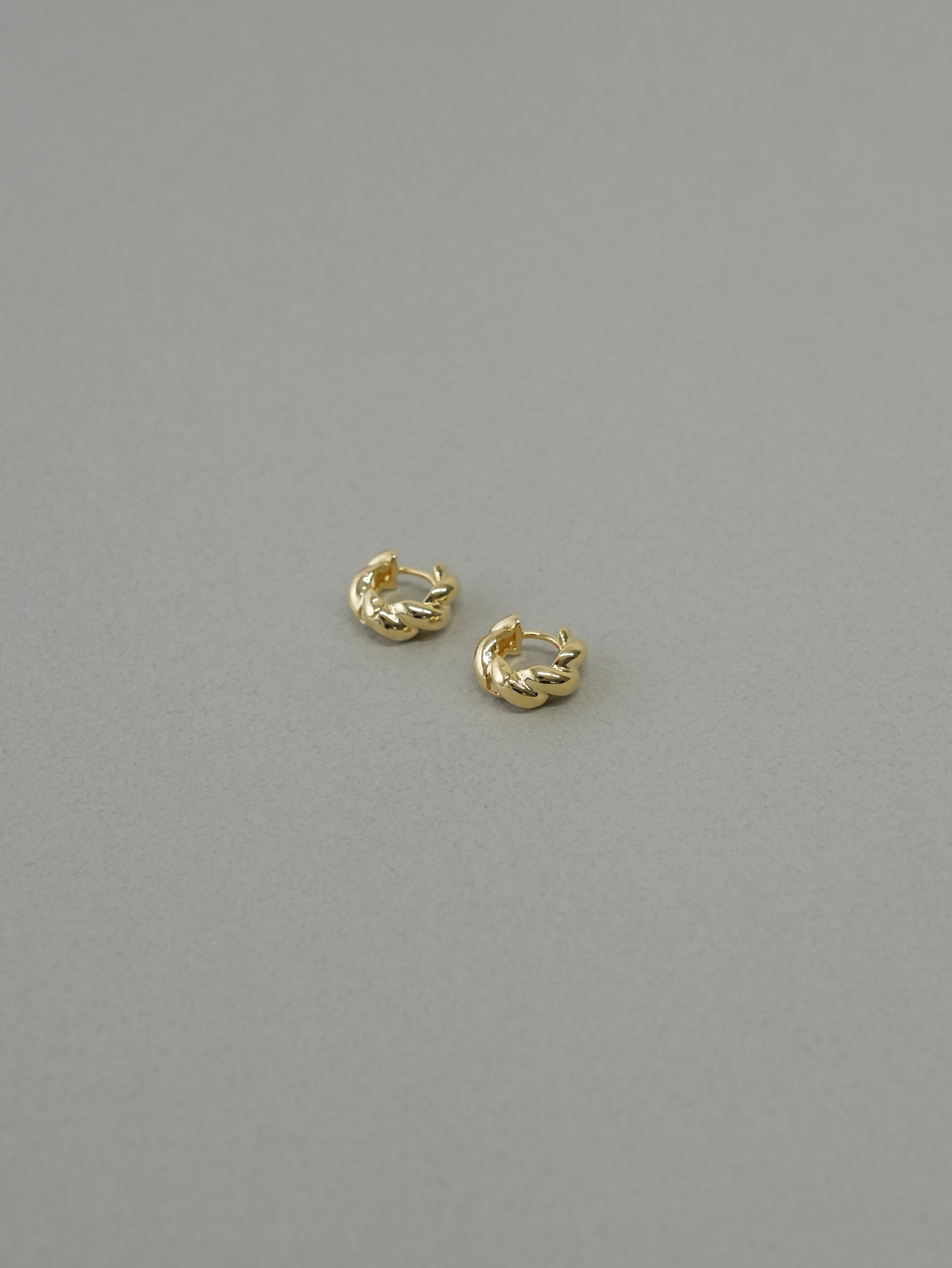 ゴールド ピアス 大人上品 レディース LENERA 着用イメージ