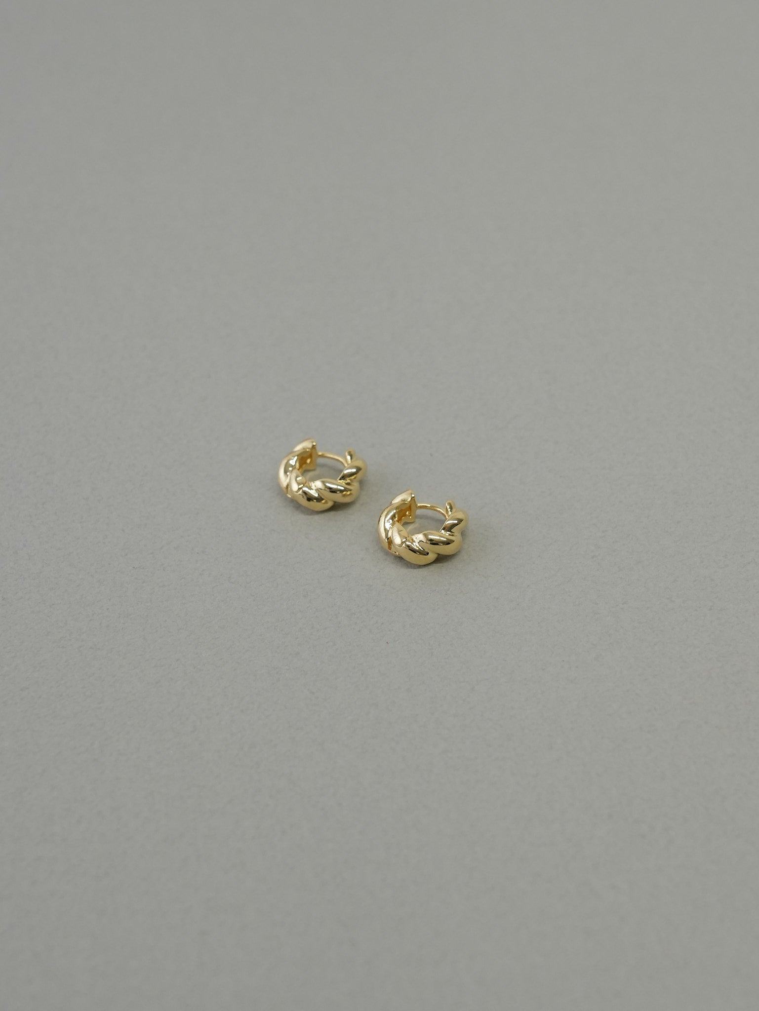 ゴールド ピアス 大人上品 レディース LENERA 着用イメージ