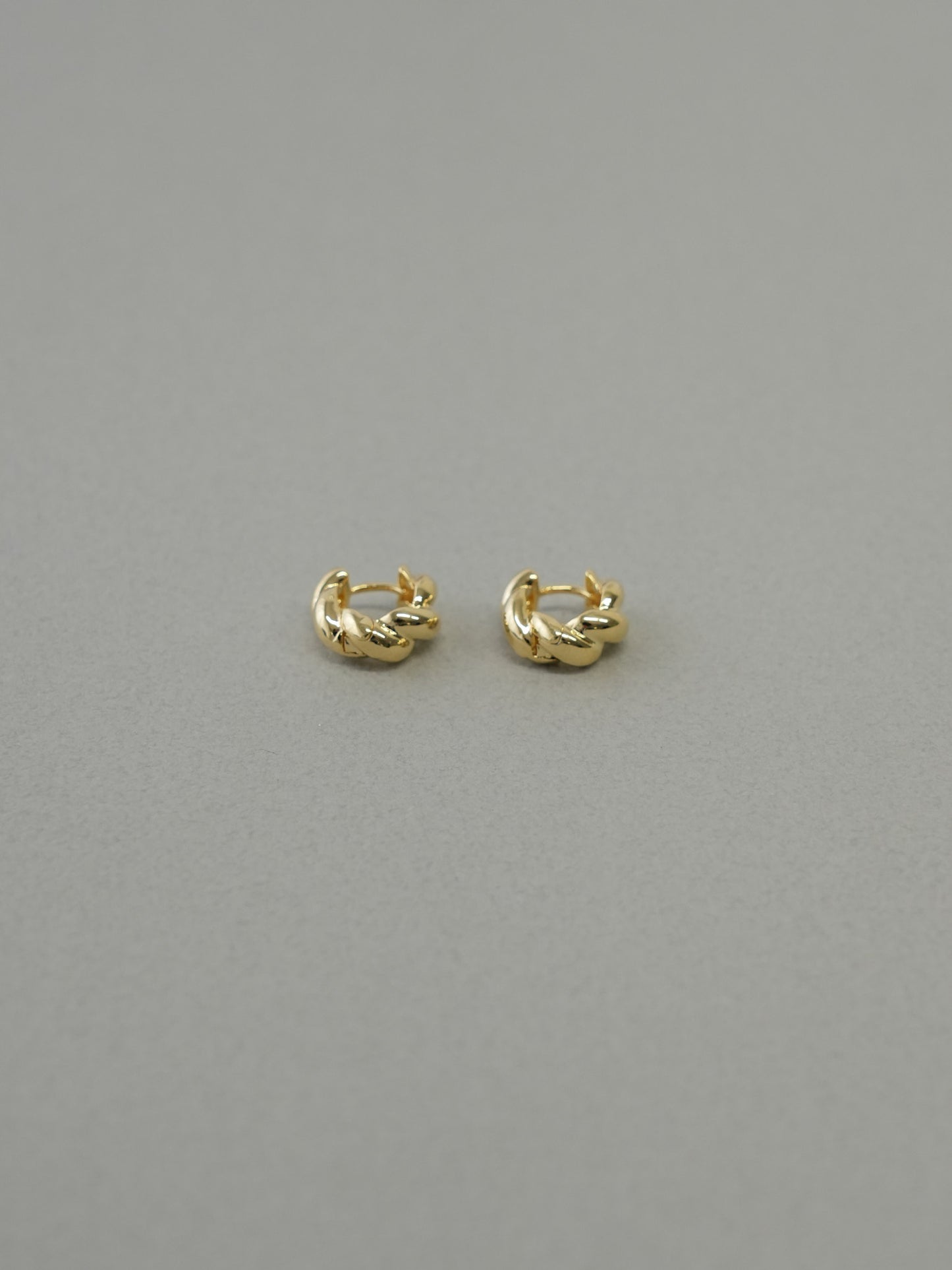 ゴールド ピアス 大人上品 レディース LENERA コーデ例