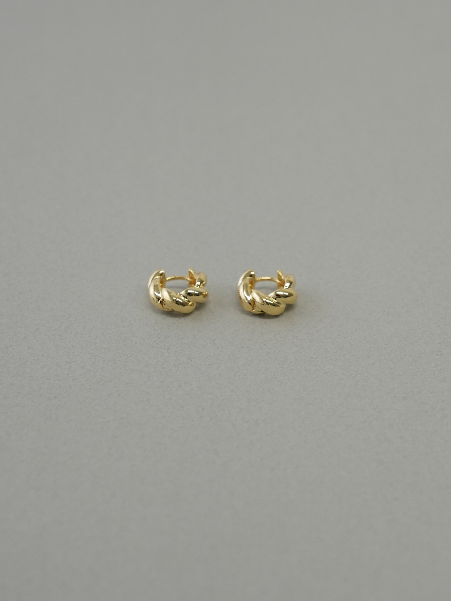 ゴールド ピアス 大人上品 レディース LENERA コーデ例