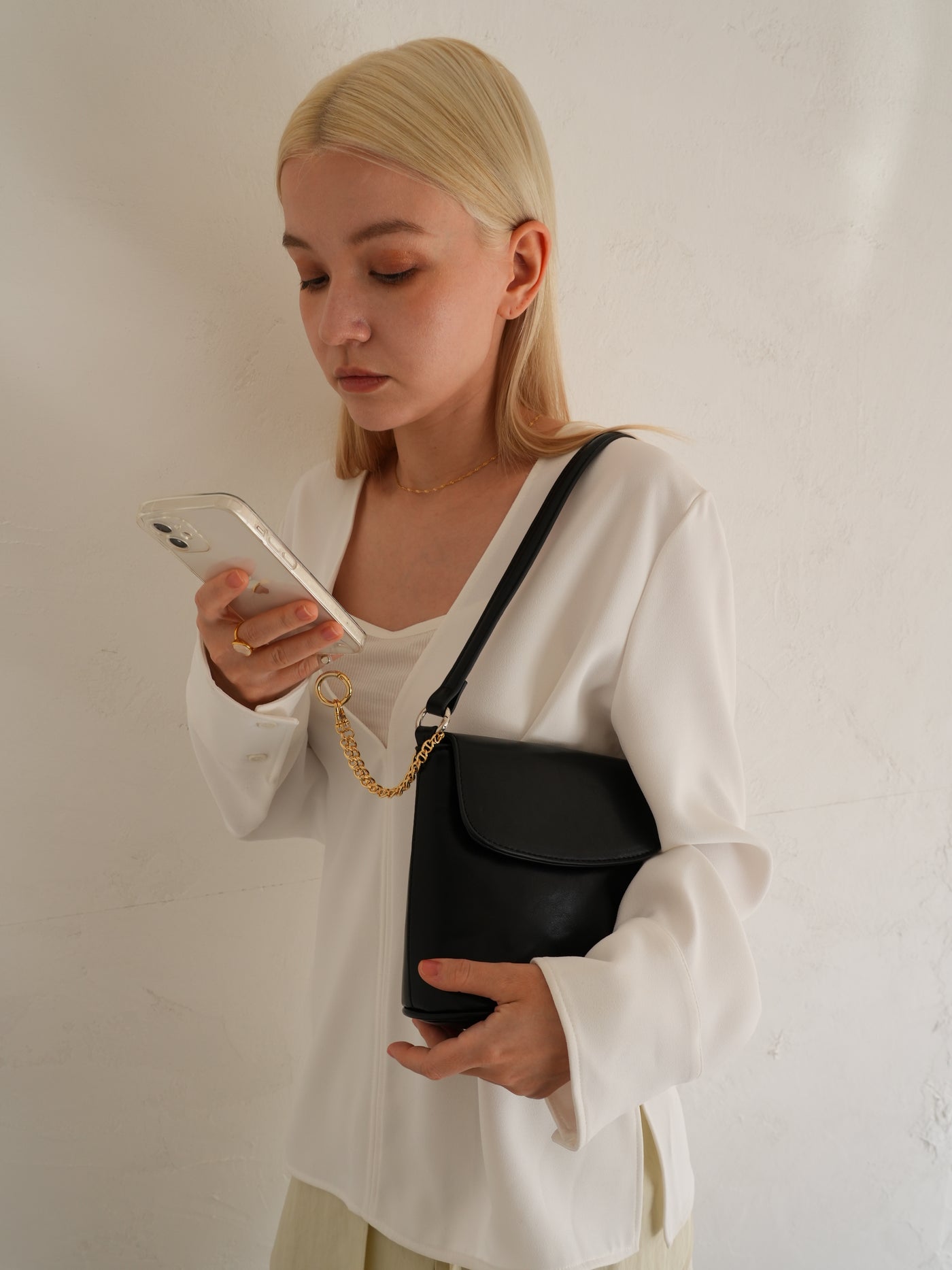 スマホストラップ 大人 おしゃれ チェーン LENERA 着用イメージ